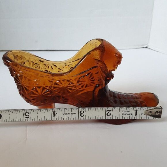Fenton Glass Shoe with Cat - Amber Glass with Daisy Button pattern - Picture 6 of 10